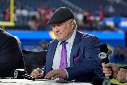NFL great Terry Bradshaw clarifies role in opening jammed plane door after claims of heroism