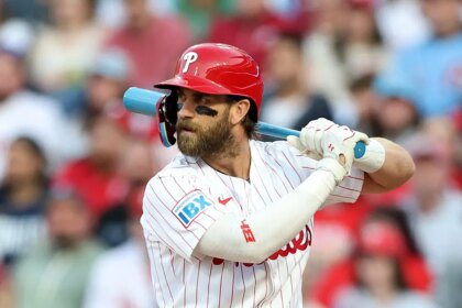 Bryce Harper finds out baby’s gender with custom bat given by teammate