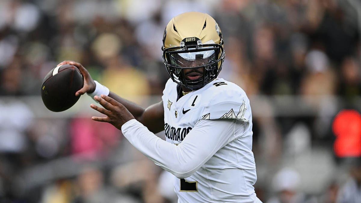 Sheduer Sanders throws