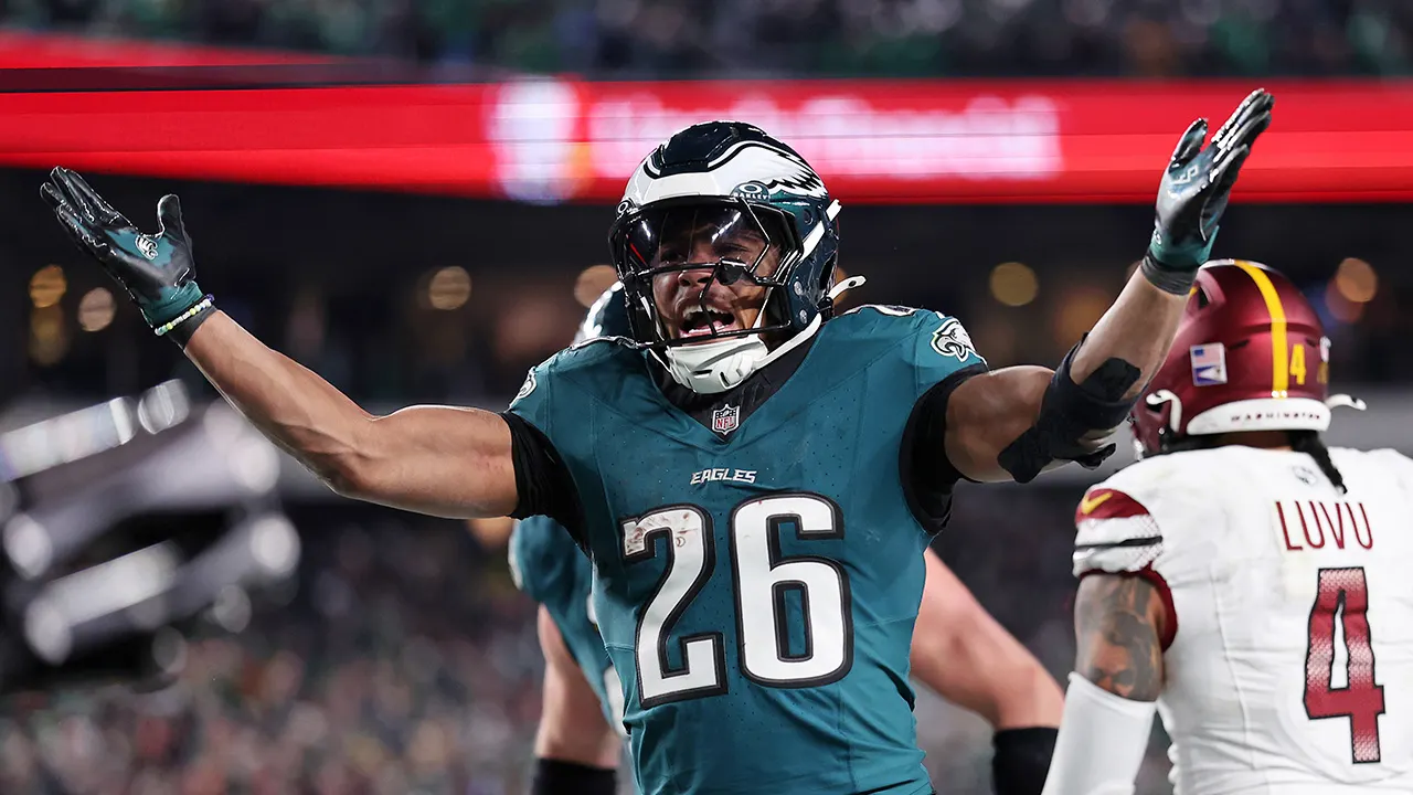 Eagles’ Saquon Barkley hangs out with Trump after teammate dodges question on White House visit