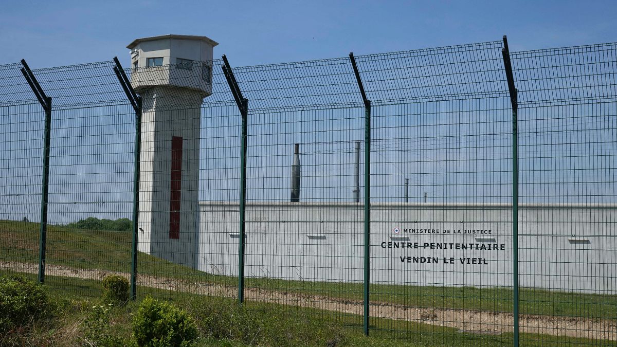 French prison staff doubt renting cells abroad will solve overcrowding