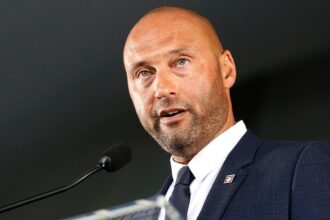 Yankees legend Derek Jeter makes crucial life message hilarious in speech to Michigan graduates