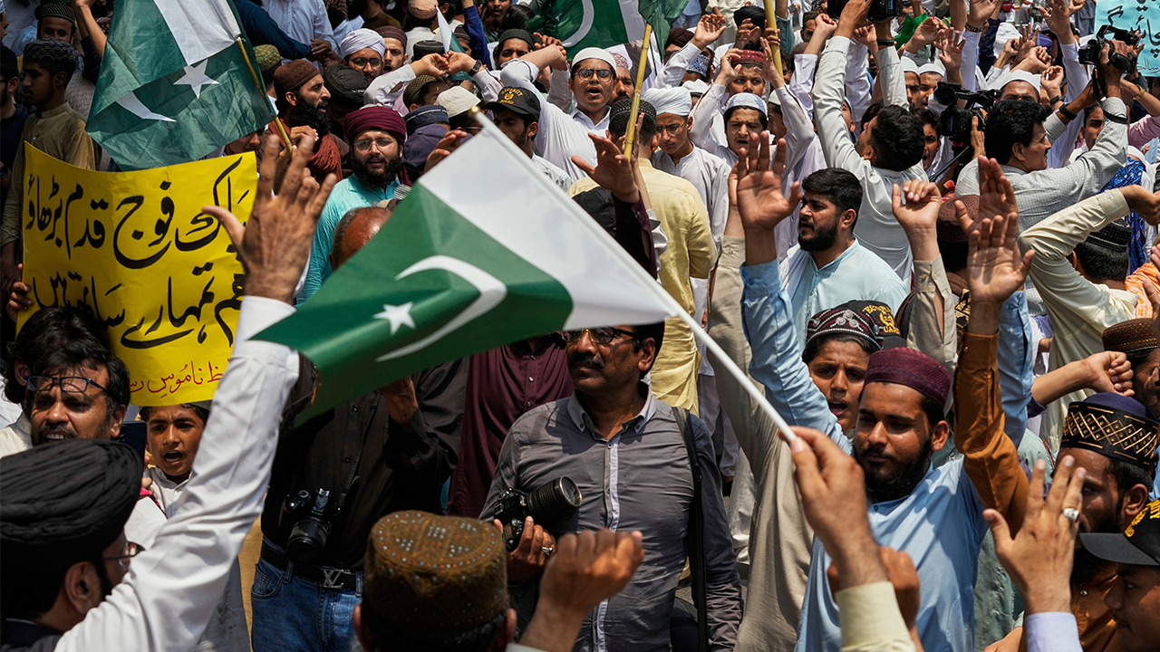 Pakistan, India suggest possible de-escalation amid both countries’ missile strikes