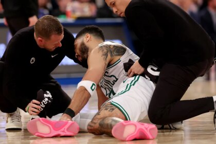 Celtics lose Jayson Tatum to apparent serious injury after squandering another double-digit lead to Knicks