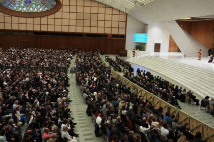 Pope Leo XIV dishes advice to journalists, mentions AI challenge in first news conference