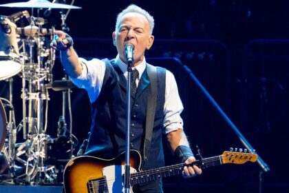 Bruce Springsteen ignores question about Trump feud while signing autographs: video