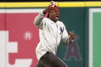 Yankees fan jukes out security on field before being handcuffed, catches it all on camera