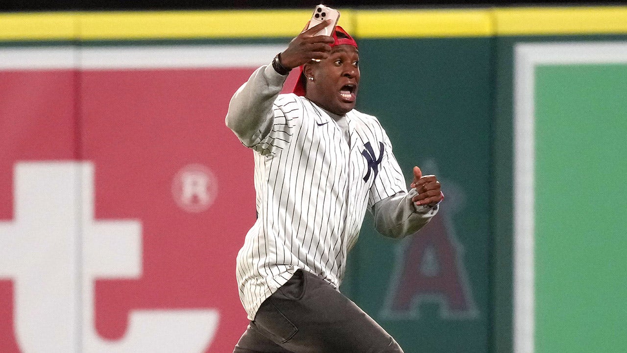 Yankees fan jukes out security on field before being handcuffed, catches it all on camera