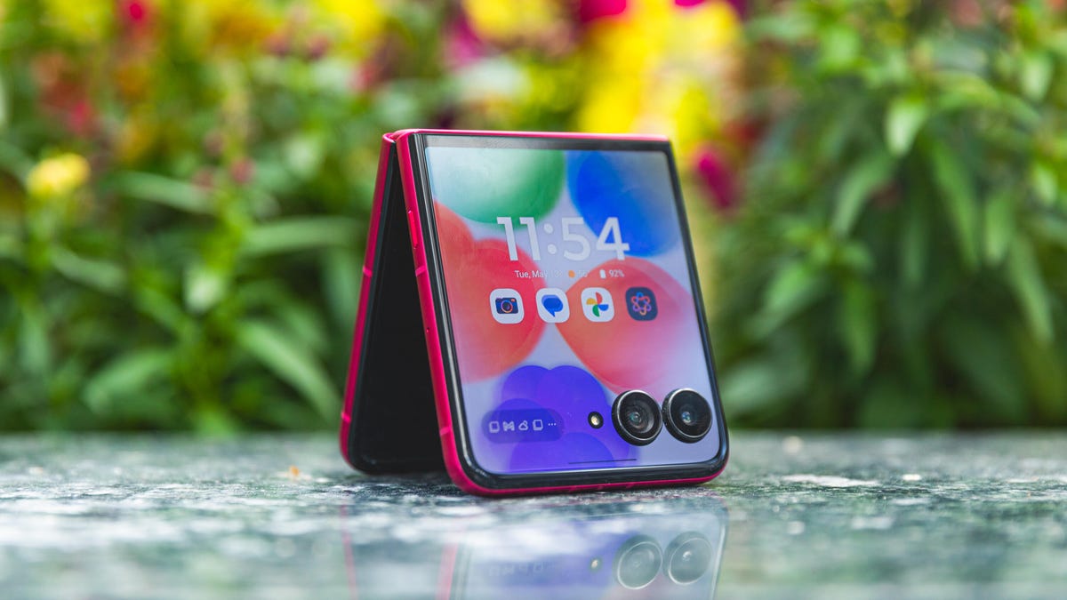 I Tested the Motorola Razr Ultra. It’s Good, but Flipping Expensive