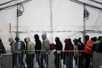 German lawmakers vote to curb family reunification programme