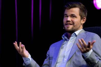 Chess grandmaster Magnus Carlsen slams fist on table after defeat