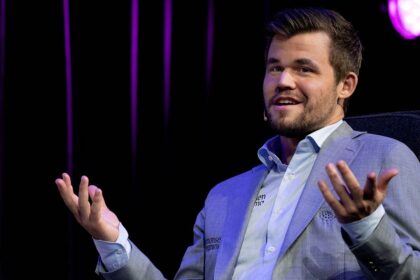 Chess grandmaster Magnus Carlsen slams fist on table after defeat