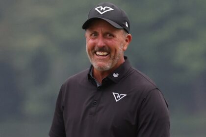 LIV Golf star Phil Mickelson nails incredible shot during tournament