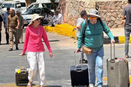 State Department says it has provided guidance to more than 25,000 people in Israel, West Bank and Iran