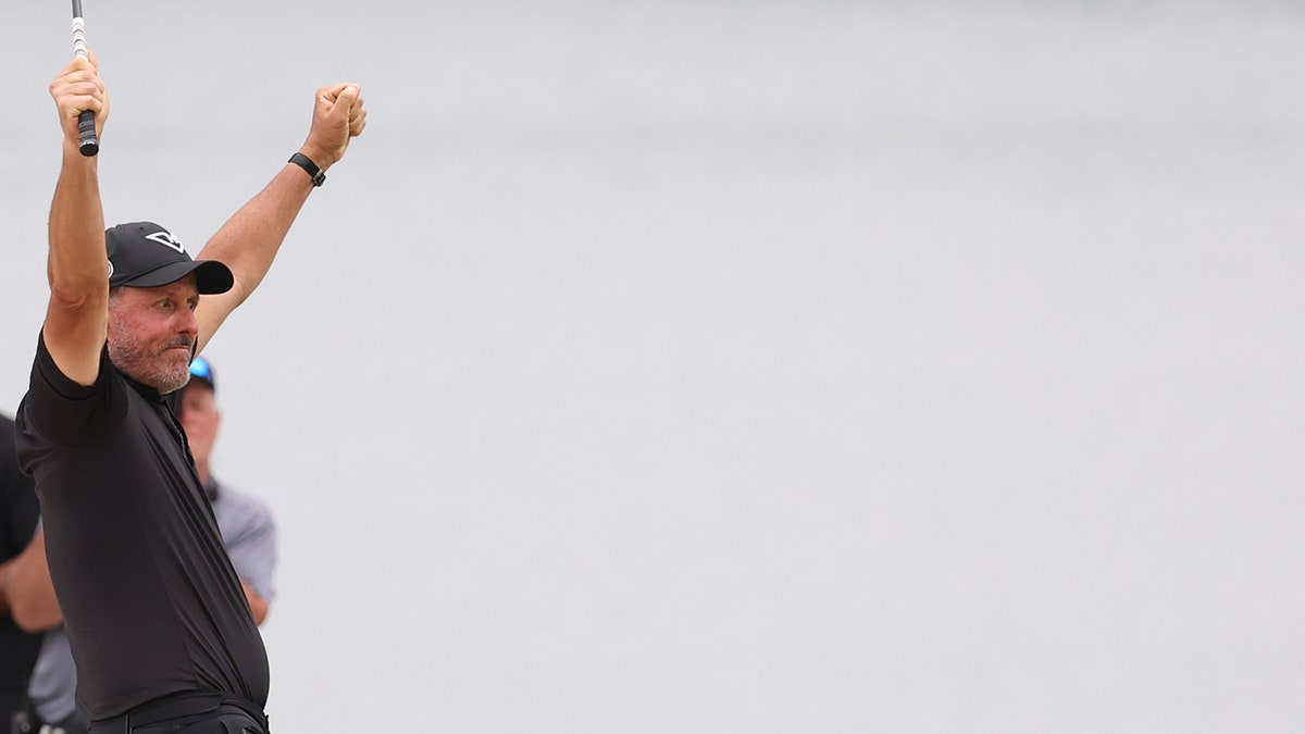 Phil Mickelson celebrates