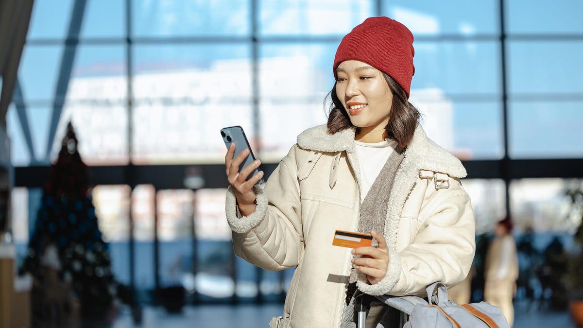 Traveling Abroad This Summer? Here Are the Best Tips to Avoid Roaming Phone Charges