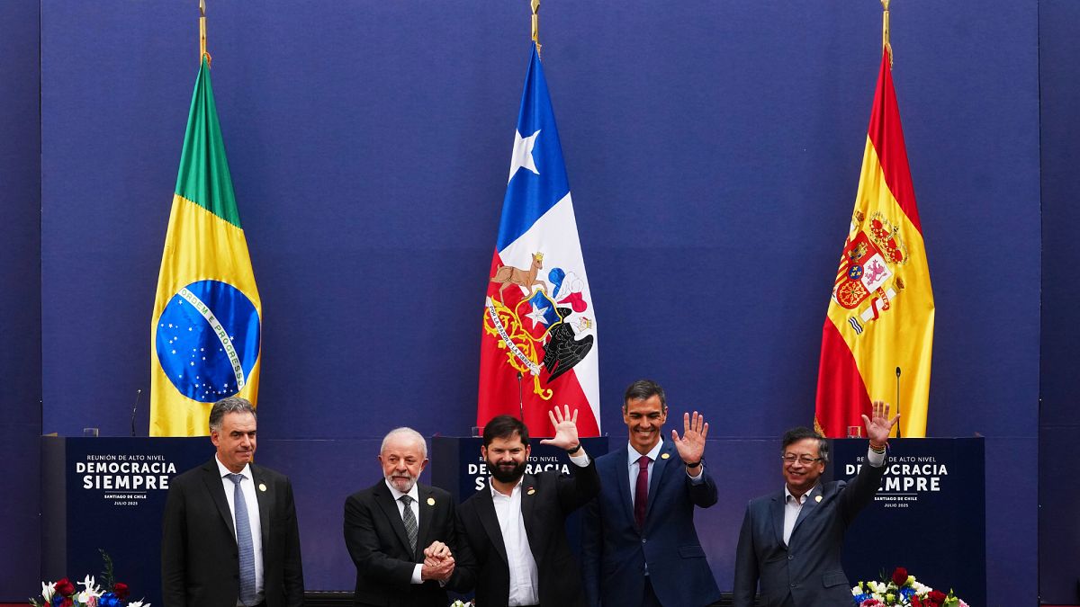 Sánchez kicks off Latin America tour at forum on defence of democracy