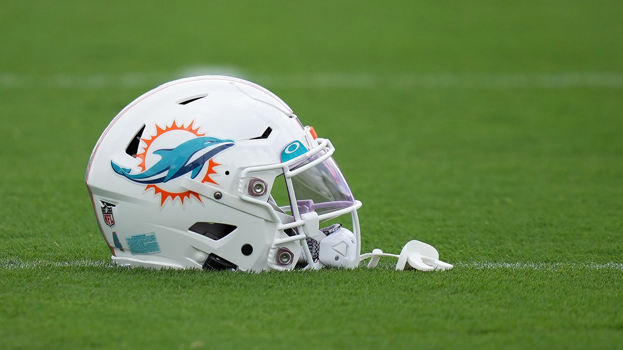 Former NFL star Asante Samuel Sr unleashes on Dolphins, questions team’s leadership after Jalen Ramsey trade