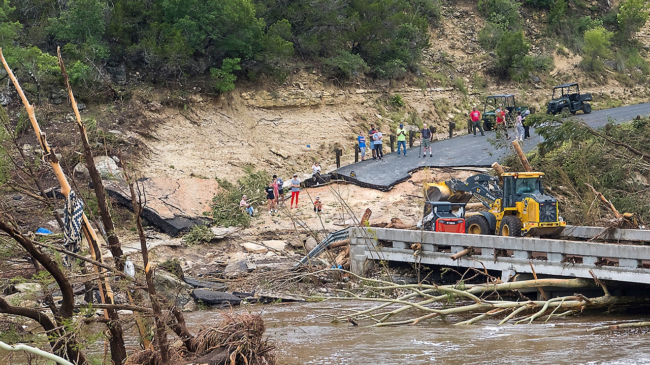 Police say ‘sightseers’ hindering Texas recovery efforts as teams search for victims in debris
