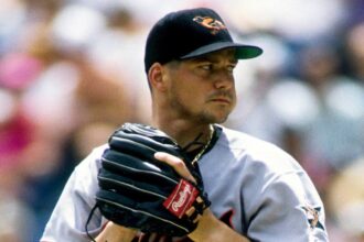 Ex-MLB pitcher Ben McDonald plunges 25 feet from deer stand, suffers serious injuries