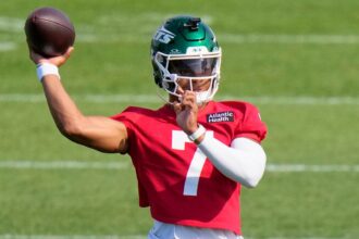 Jets’ Justin Fields carted off during training camp practice after suffering apparent injury