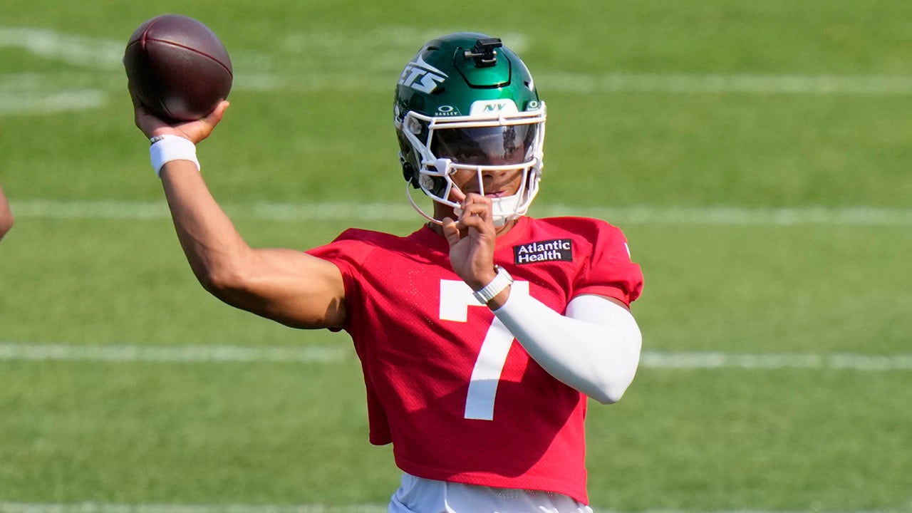 Jets’ Justin Fields carted off during training camp practice after suffering apparent injury