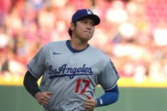 Shohei Ohtani leaves Dodgers game as pitcher vs Reds, but returns to bat