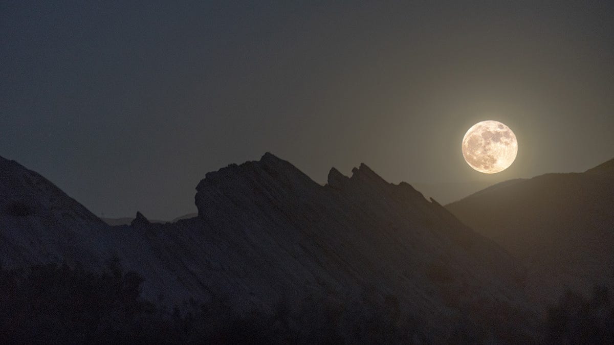 Here’s When to See July’s Spectacular Buck Moon, Along With Mars and Venus