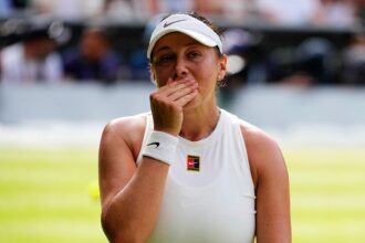 American Amanda Anisimova suffers crushing, quick defeat to Iga Swiatek in women’s Wimbledon final