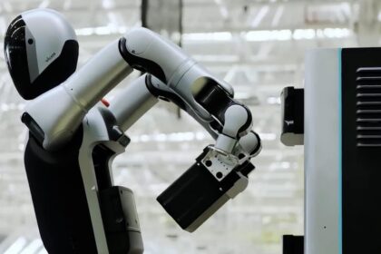 Watch This Humanoid Robot Swap Its Own Battery