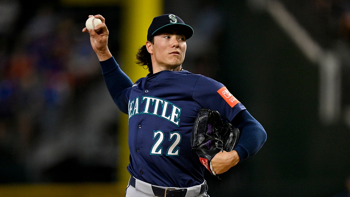 Bryan Woo pitches