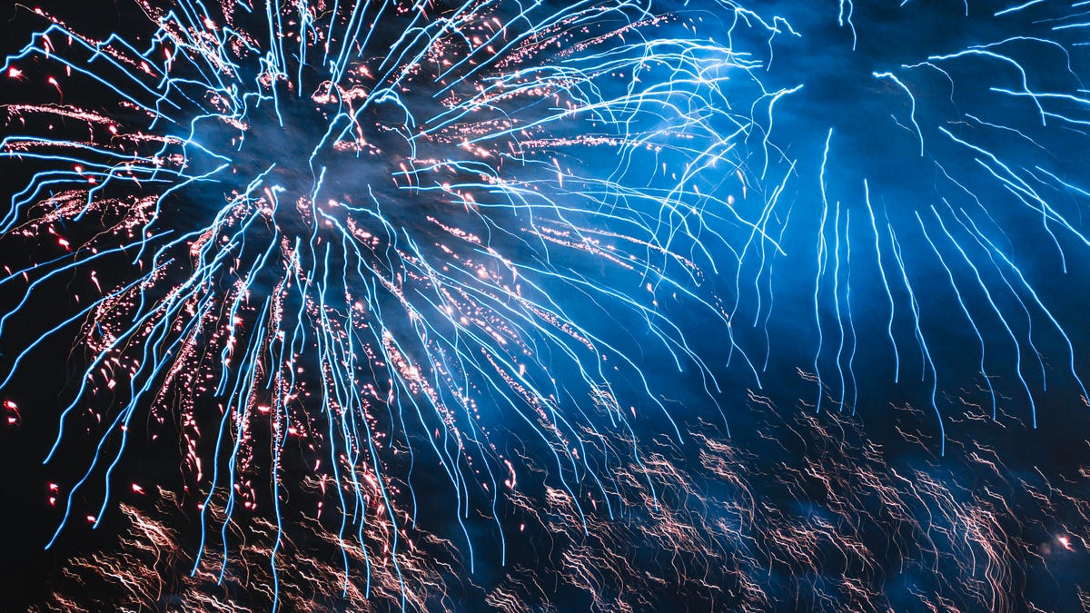 I’m a Pro Photographer: Here’s How to Get the Best Firework Photos With Your Phone