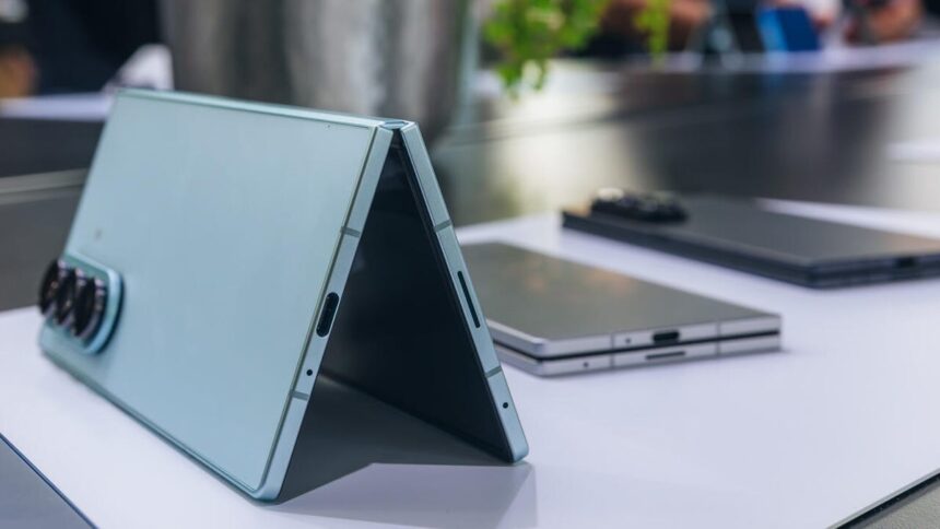 What Happens When You Fold and Unfold the Samsung Galaxy Z Fold 7 200,000 Times?