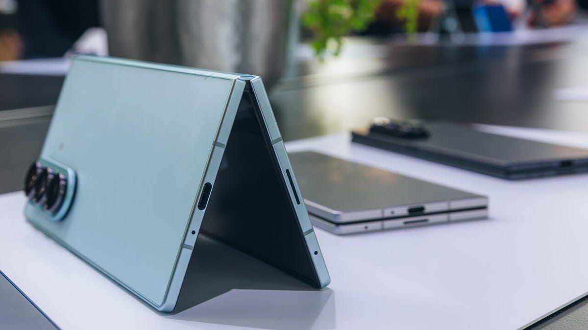 Galaxy Z Fold 7 vs. Z Fold 6: Slimmer Body, Bigger Screens and Slightly Higher Price
