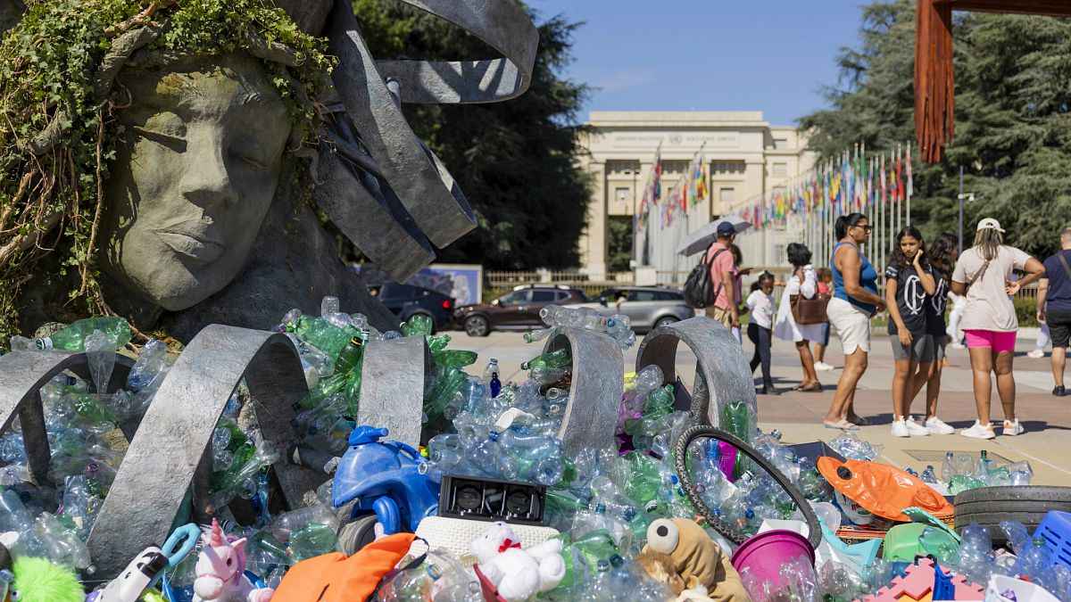Delegatesmeet for last-chance talks to reduce plastic pollution