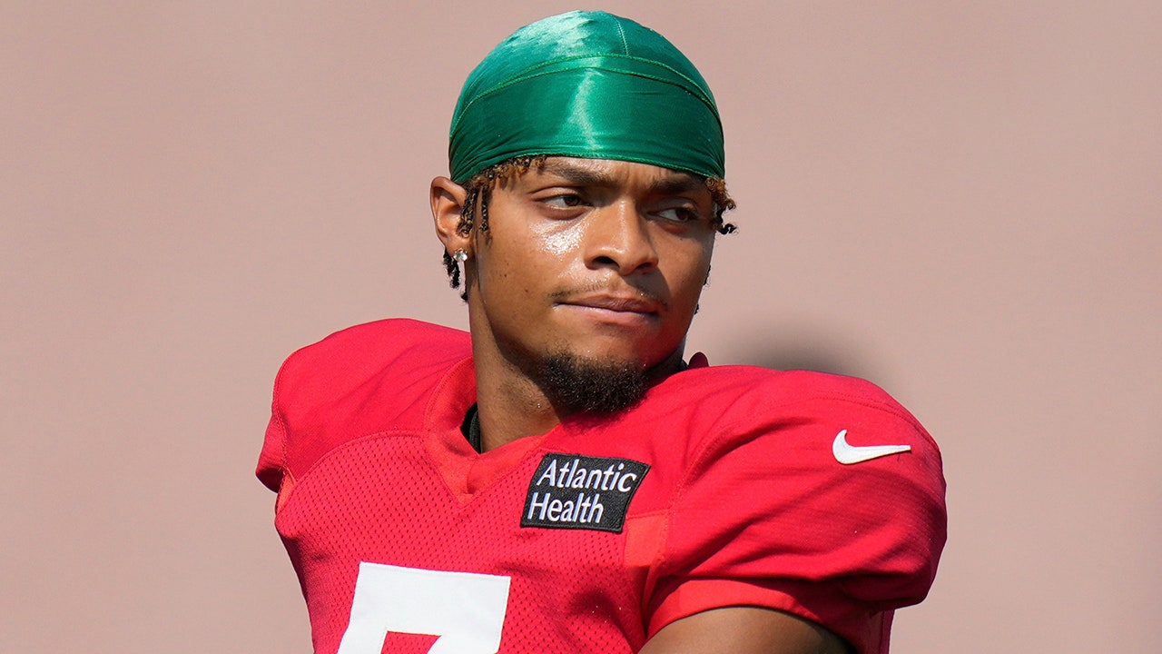 Jets’ Justin Fields shares he’s ‘low-key addicted’ to reading his Bible, talks relationship with God