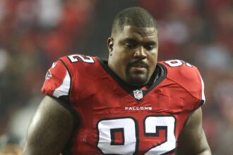 South Carolina assistant coach, ex-NFL player Travian Robertson hospitalized after car accident