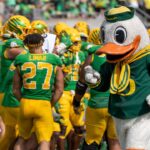 Oregon’s mascot loses head after tripping on the field