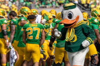 Oregon’s mascot loses head after tripping on the field