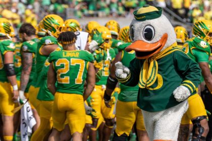 Oregon’s mascot loses head after tripping on the field