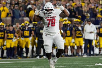 New Mexico lineman flees from Michigan defender after brief skirmish