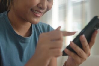 Why Professionals Say You Should Think Twice Before Using AI as a Therapist
