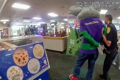 Kids watch as Chuck E. Cheese mascot gets arrested for alleged credit card theft