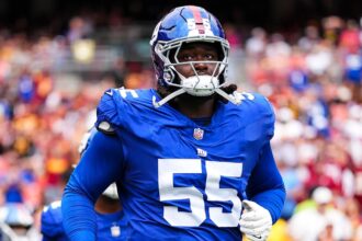 Giants lineman clocks Cowboys player in helmet as part of awful opening drive