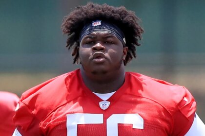 Buccaneers bring back 464-pound defensive lineman Desmond Watson