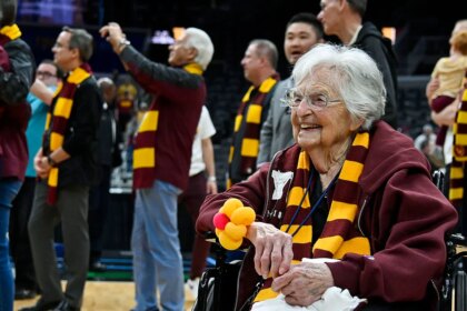 Sister Jean Schmidt retires as Loyola Chicago basketball chaplain due to health concerns