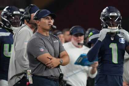 Seahawks’ interception turns into fumble after defender runs into own teammate
