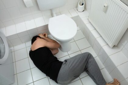 Dear Abby: The man I was dating overdosed and died in my bathroom