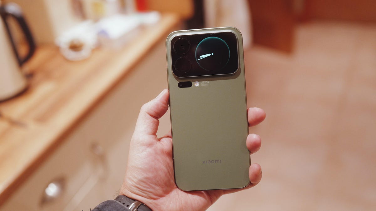 I’ve Used the Wild Xiaomi 17 Pro Max, and Its Rear Screen Is Bonkers