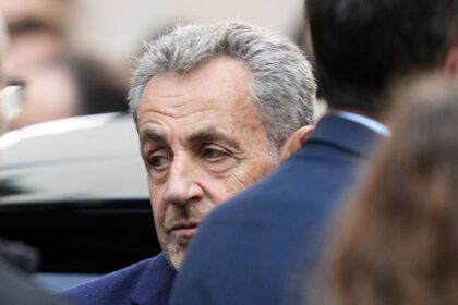 How did prisoners film Sarkozy’s cell, despite phone ban in prisons?